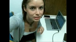La brunette en manque de baise a tout simplement envie de satisfaire ses pulsions sexuelles et se masturbe dans une librairie