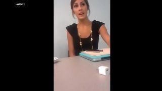 Une caméra cachée sous le bureau filme tout ce qu’il y a entre les jambes de cette jolie fille qui se rend à un entretien